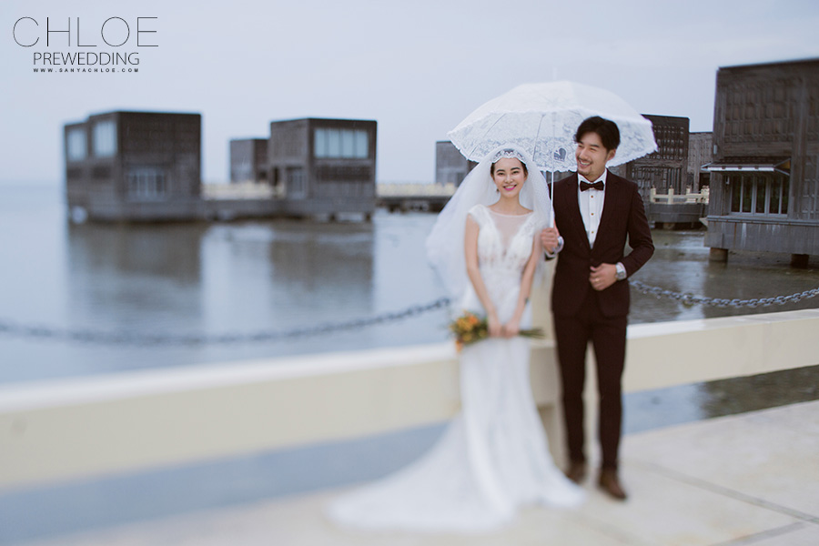 一把精致的雨傘  讓婚紗照的姿勢不再單調(diào)